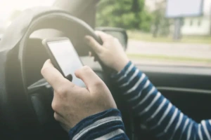 Cómo Puede Ayudar Shaked Law Firm Tras un Accidente Por Conducción Distraída en Miami